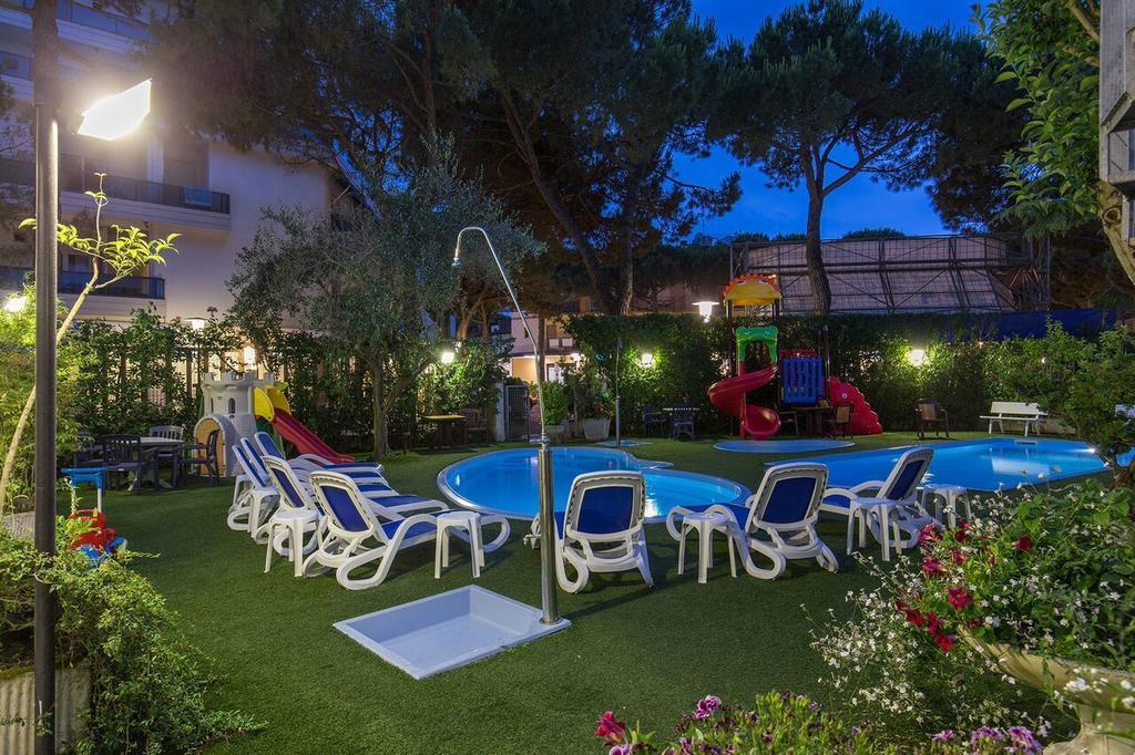 Hotel Astromare Lido di Jesolo Bagian luar foto